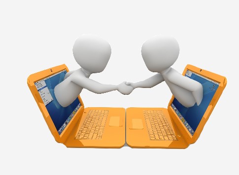 אנימציה של שני אנשים יוצאים ממסכי מחשב ולוחצים ידיים